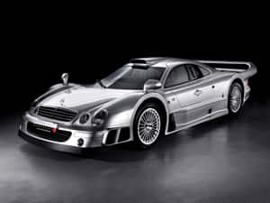 銀色梅賽德斯-奔馳 CLK GTR 賽車在攝影棚燈光下。 — 日產GTR 壁紙