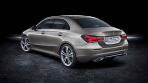 銀色梅賽德斯-奔馳A級轎車在攝影棚中，帶有戲劇性的燈光。 — Mercedes Benz C300 壁紙