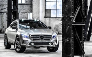 銀色梅賽德斯-奔馳SUV在質樸的工業倉庫環境中。 — Mercedes Benz C300 壁紙