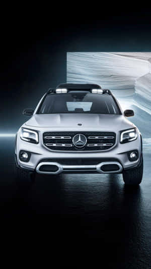 銀色梅賽德斯-奔馳SUV在黑暗反射表面上配有發光的頭燈。 — Mercedes Benz C300 壁紙