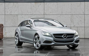 銀色梅賽德斯-奔馳概念車停在大理石牆附近潮濕的路面上。 — Mercedes Benz C300 壁紙