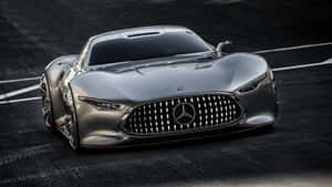 銀色梅賽德斯跑車在賽道上，帶有戲劇性燈光。 — Mercedes-Benz 壁紙