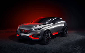 在戲劇性的攝影棚燈光下，時尚的銀色概念車帶有紅色亮點。 — Mercedes Benz C300 壁紙