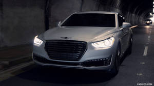 銀色豪華轎車在夜間行駛於黑暗的隧道中。 — 創世紀 壁紙