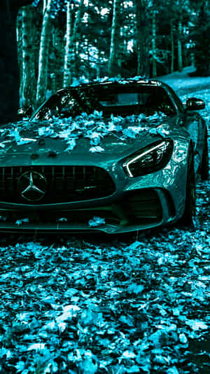 銀色跑車停放在森林中，覆蓋著藍色樹葉，暮色中。 — 電玩遊戲 GIF 壁紙