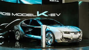 銀色未來感電動車在車展上連接到充電器。 — 好看汽車 壁紙