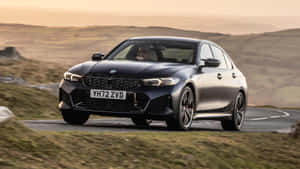 日落時分，黑色BMW M3轎車在蜿蜒的鄉村道路上行駛。 — Mercedes Benz C300 壁紙