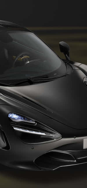 霧面黑色跑車的特寫，帶有發光的車頭燈和碳纖維細節。 — Galaxy M17e 壁紙
