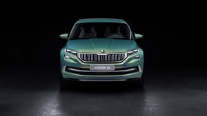 黑色背景下，攝影棚燈光中的青色Skoda Vision S概念SUV。 — 超跑 壁紙