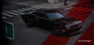 夜間在紅色條紋城市街道上的黑色 Dodge Challenger。 — 道奇挑戰者 壁紙