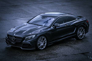 黑色豪華跑車停在潮濕的路面上，光線昏暗。 — Mercedes Benz C300 壁紙