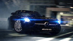 黑色 Mercedes-AMG 跑車在黑暗的隧道中疾馳，車頭燈明亮。 — Mercedes Benz C300 壁紙