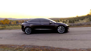 黑色 Tesla Model 3 在秋季日落時停放在鄉村道路上。 — 特斯拉 壁紙