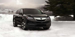 黑色Acura SUV在雪路上行駛，背景有樹木和遠山。 — Acura 壁紙