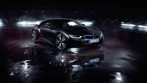 帶有藍色裝飾的黑色BMW i8跑車在工作室燈光下反射在潮濕的地板上。 — Mercedes Benz C300 壁紙