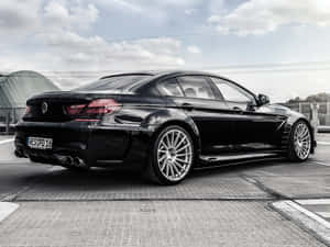 黑色BMW M6雙門轎跑車配銀色輪圈停泊在鋪砌的停車場 — Mercedes Benz C300 壁紙