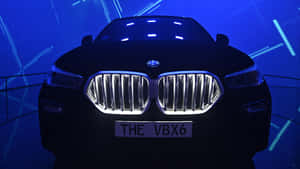 藍色霓虹燈下，帶有發光格柵和車牌THE VBX6的黑色BMW SUV。 — 簡約暗黑美學 壁紙