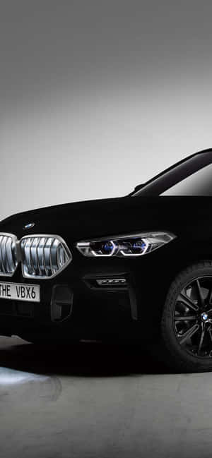 黑色BMW X6 SUV在工作室環境中亮起頭燈。 — 暗黑美學電腦 壁紙