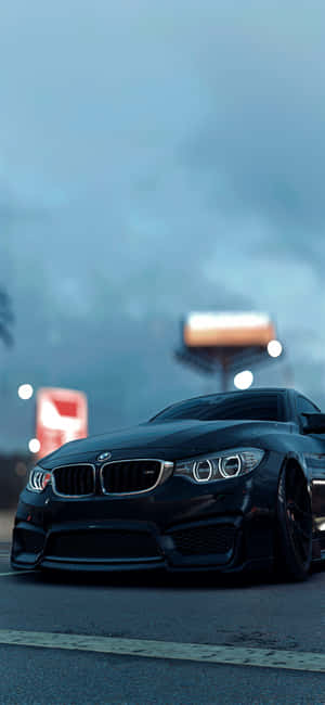 黑色BMW跑車在潮濕道路上行駛，黃昏，發光廣告牌。 — iPhone 17 Pro Max 壁紙