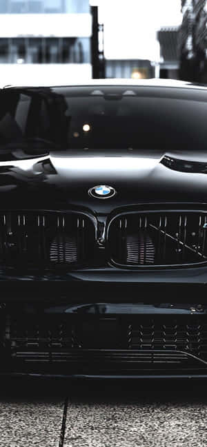 城市環境中黑色BMW汽車前格柵的特寫 — Galaxy A08 壁紙
