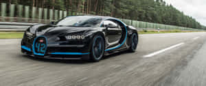 黑色Bugatti Chiron在賽道上飛馳，帶有藍色裝飾和森林背景。 — 2560x1080 壁紙