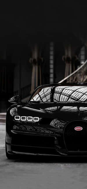 黑色Bugatti跑車在光線昏暗的大廳中，配有拱形窗戶。 — iPhone 17e 壁紙