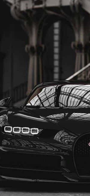 黑色Bugatti跑車在室內反射哥德式建築。 — Galaxy S21 Ultra 壁紙