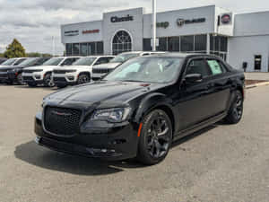 黑色Chrysler 300轎車停放在汽車經銷商場地。 — Mercedes Benz C300 壁紙
