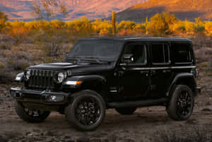 黑色Jeep Wrangler停在沙漠中，沐浴在金色夕陽下。 — 吉普 壁紙