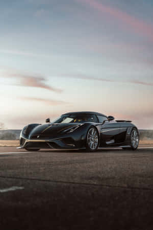 黑色Koenigsegg跑車在瀝青路上，日落時分 — 小米平板 9 Pro 壁紙