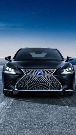 黑色Lexus轎車停在星空下的道路上，背後有山脈。 — 黑色 iPhone 桌布 壁紙
