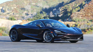 黑色McLaren 720S跑車停在道路上，背景是秋日山景。 — 麥拉倫 720S 壁紙