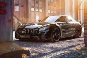日落時分，黑色Mercedes-AMG GT停在工業城市環境的礫石上。 — Mercedes Benz C300 壁紙