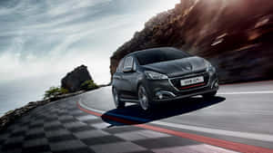 黑色Peugeot 208 GTI在日落時分於蜿蜒的海岸公路上疾馳。 — 標緻 壁紙