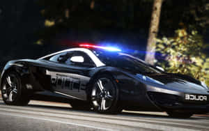 黑色警用跑車閃爍燈光，在夜間道路上疾馳。 — 警察 GIF 壁紙