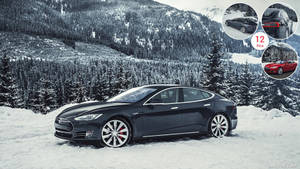 黑色Tesla Model S停在雪林裡，背後有山脈。 — 特斯拉 壁紙