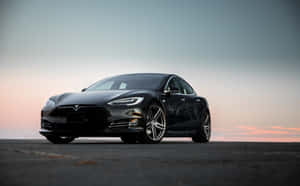 日落時黑色Tesla Model S停在行人路上，天空粉紅和藍色。 — 飄移賽車 壁紙