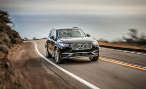 黑色Volvo SUV在海景海岸公路上行駛。 — 富豪 壁紙