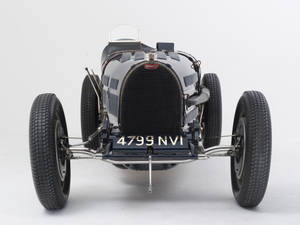 復古Bugatti賽車，車牌4799 NVI，在攝影棚環境中 — Bugatti iPhone 壁紙