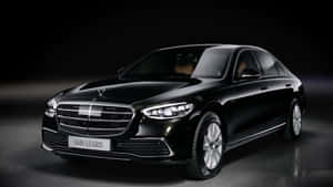 攝影棚燈光下的黑色梅賽德斯 S680 Guard 豪華轎車。