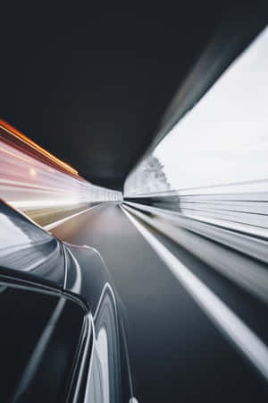 黑色汽車在隧道中疾馳，帶有模糊的光條。 — 在這一刻 壁紙