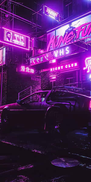 黑色汽車在雨夜未來街道上的紫色霓虹燈下。 — Pixel 3 壁紙