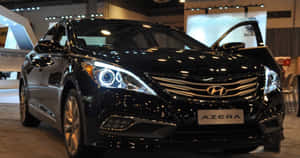 黑色現代Azera轎車在展廳中敞開車門展示。