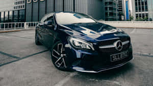 黑色賓士CLA停放在靠近玻璃建築物的城市停車場。 — Mercedes Benz C300 壁紙