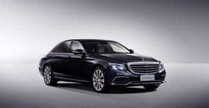 黑色賓士E-Class轎車在攝影棚環境中，燈光明亮。 — Mercedes Benz C300 壁紙