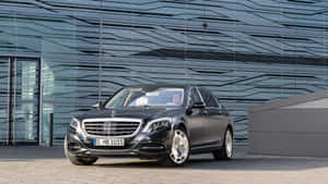 黑色賓士S-Class豪華轎車停在現代玻璃建築前。 — Mercedes Benz C300 壁紙