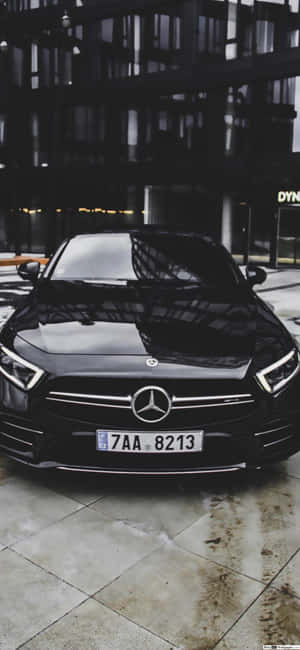 黑色賓士轎車夜間停泊在潮濕的城市人行道上。 — Mercedes Benz C300 壁紙