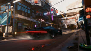 帶有紅色燈光的黑色跑車在黎明時分穿過霓虹燈閃爍的城市街道。 — 賽博龐克城市 壁紙