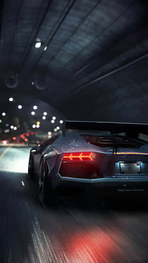 黑色跑車在夜間黑暗的隧道中疾馳，紅色尾燈發光。 — 蘭博基尼 壁紙