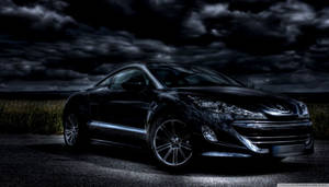 黑色跑車停放在田野中，暴風雨夜空下 — Mercedes Benz C300 壁紙